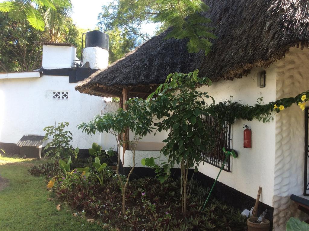 Diani Banda Cottages Diani Beach Exterior photo