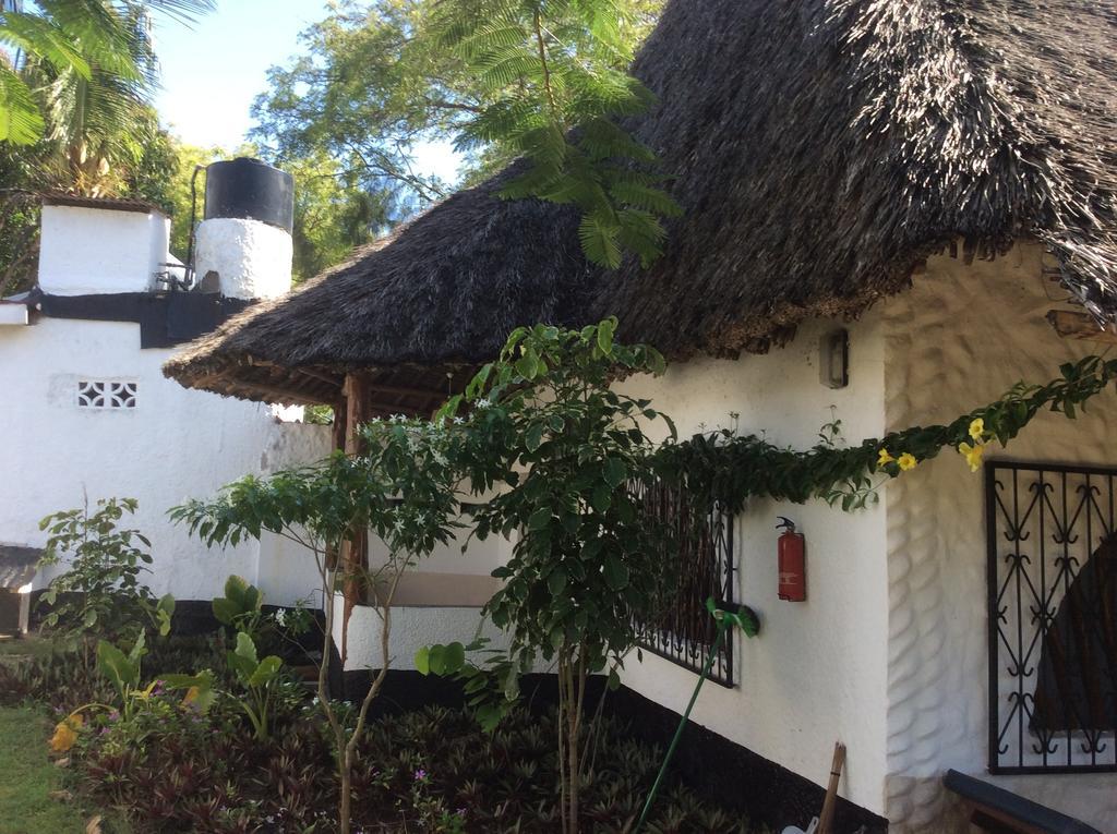 Diani Banda Cottages Diani Beach Exterior photo