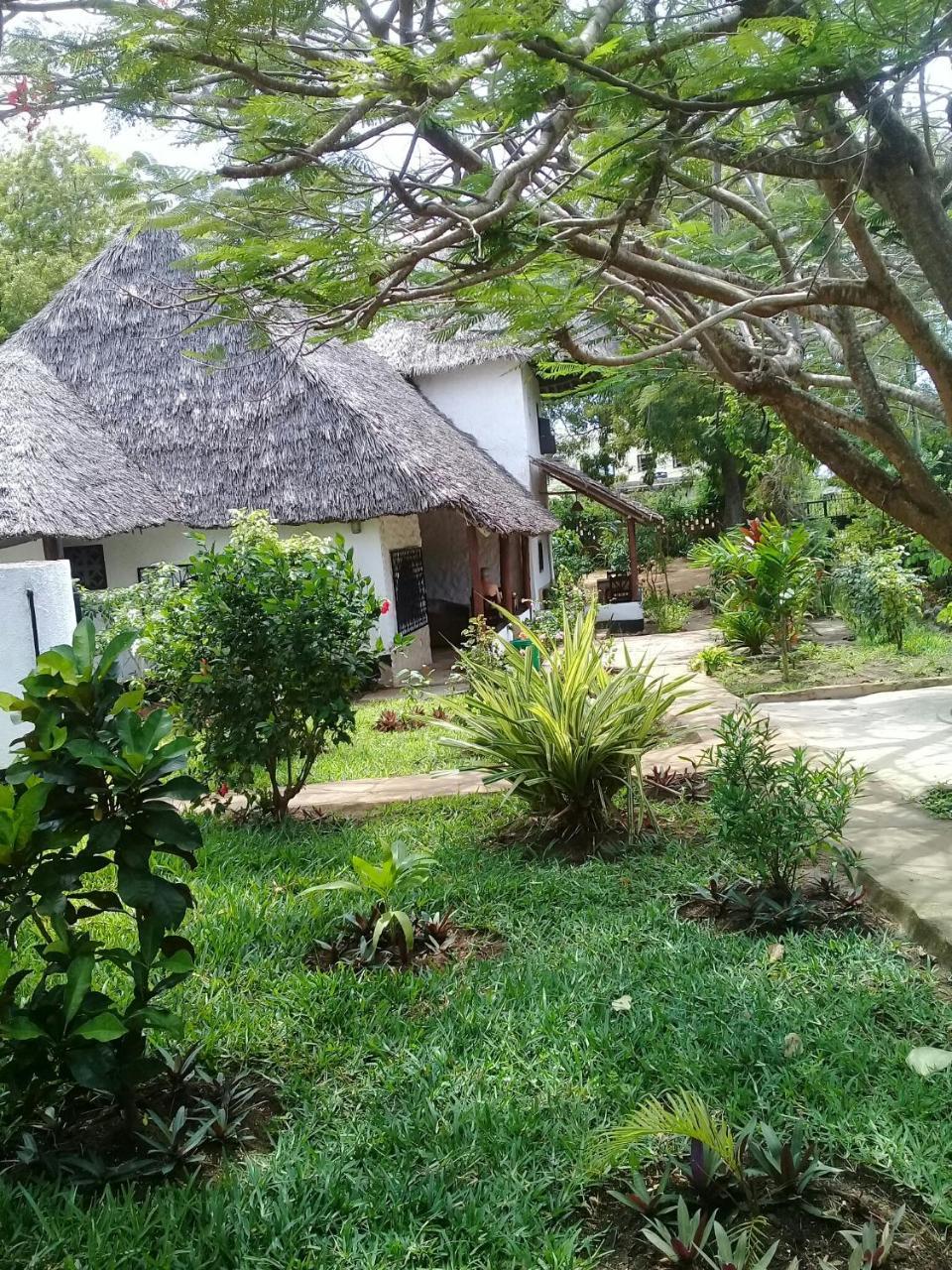 Diani Banda Cottages Diani Beach Exterior photo