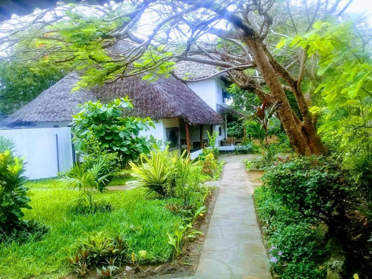 Diani Banda Cottages Diani Beach Exterior photo